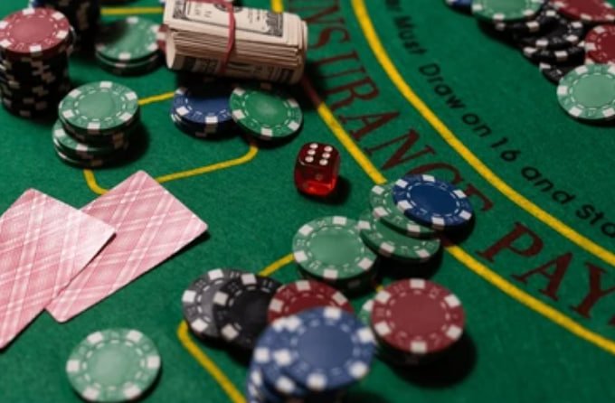 Pengguna membaca aturan bonus untuk dewasa